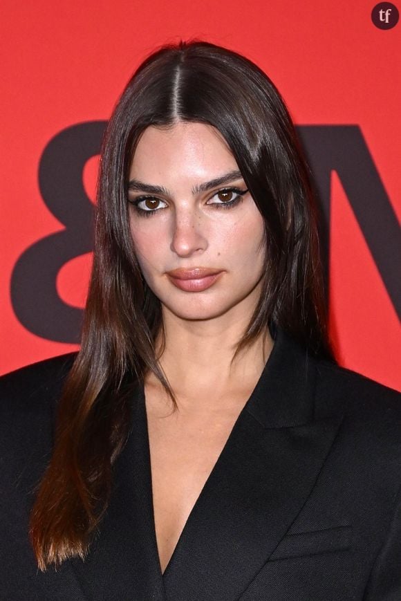 "Nudité féministe" : Emily Ratajkowski pose nue sur ces photos très sensuelles et "dignes d'une galerie d'art"