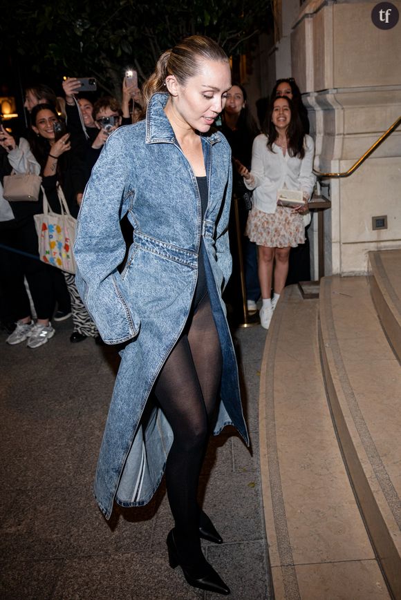 Portraits sensuels, sulfureux, sur-stylisées, qui prennent la forme de peintures, abstraites, et viennent ériger Miley... En modèle de nus artistiques particulièrement audacieux. Miley Cyrus se dévoile et sidère ses millions de fans.