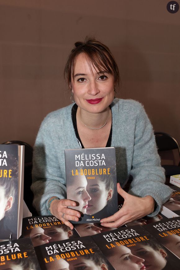 En 2023 déjà, Mélissa Da Costa était la romancière la plus lue en France, avec plus de 1,1 million de livres vendus en un an. A même pas 35 ans. A l'instar de consoeur telles que Virginie Grimaldi, Valérie Perrin, Aurélie Valognes ou Agnès Martin-Lugand, son nom est désormais très familier aux lectrices et lecteurs férus de son style irrésistible, quelques années seulement après son premier grand succès, Tout le bleu du ciel.