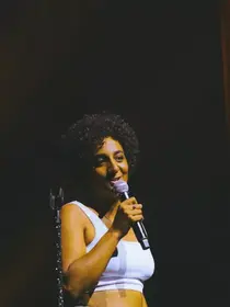 "Les lesbiennes noires c'est comme le clitoris" : cette humoriste rhabille les lesbophobes pour l'hiver et c'est une masterclass