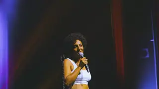 "Les lesbiennes noires c'est comme le clitoris" : cette humoriste rhabille les lesbophobes pour l'hiver et c'est une masterclass