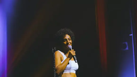 "Les lesbiennes noires c'est comme le clitoris" : cette humoriste rhabille les lesbophobes pour l'hiver et c'est une masterclass