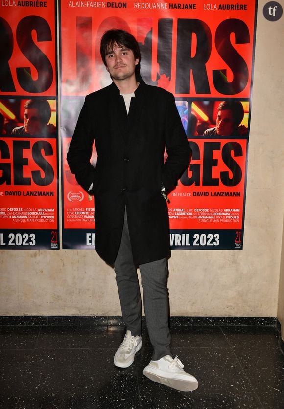 Voilà ce que raconte Alain-Fabien Delon en détails à l'heure de l'éternel débat du "faut-il séparer l'homme de l'artiste ?", qui alimente trop souvent la rhétorique masculiniste, la figure de la fratrie Delon, au gré de ces confessions intimes dévoilées au grand public : "Alain Delon a fracassé la tête de ma mère, il lui a également pété huit côtes..."