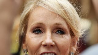 "La transphobe !" : JK Rowling dépossédée de Harry Potter, le sorcier appartient il aux fans ? Radio France se questionne