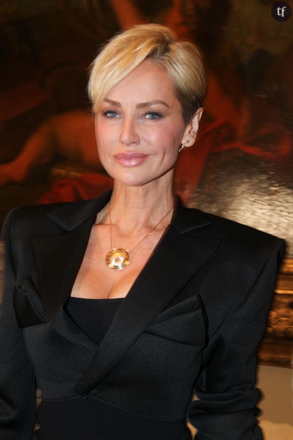 Malgré les commentaires sexistes en tout genre, elle a opté pour une coupe courte, élégante, qui lui va à ravir.