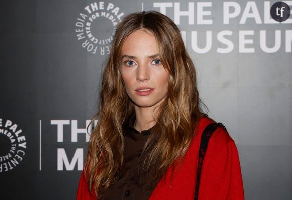 “Elle savait pas quoi porter ?”, “Qu’on vire sa styliste” : Maya Hawke (Stranger Things) ose la naked dress… Et se prend une raclée par Internet