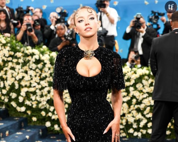 La dernière campagne très sexy de Sydney Sweeney pour une marque de jeans, où elle apparaît dans un blouson décolleté, emprunte à un humour qui rappelle l'hyper sexualisation de Megan Fox dans les années 2000. Et d'aucuns d'y voir de "l'anti wokisme" primaire...