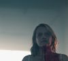 Mais c'est quoi, SHELL, alors ? Et bien, le tout nouveau film d'Elisabeth Moss s'envisage comme l'hériter direct de The Substance, le film qui a marqué le retour triomphal au cinéma de Demi Moore. Comédie noire truculente raillant patriarcat, male gaze, hyper sexualisation des femmes et culte du jeunisme, sous couvert de sorcière, de métamorphoses, de body horror et de gore décomplexé.