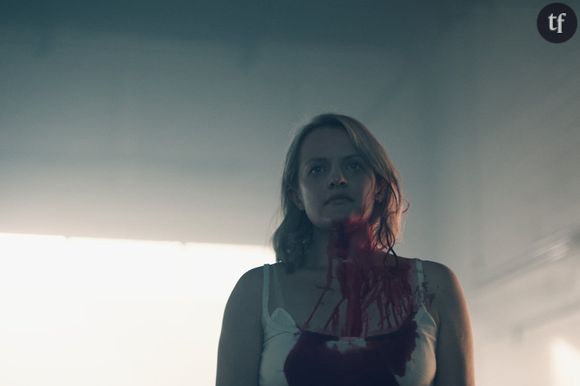 Mais c'est quoi, SHELL, alors ? Et bien, le tout nouveau film d'Elisabeth Moss s'envisage comme l'hériter direct de The Substance, le film qui a marqué le retour triomphal au cinéma de Demi Moore. Comédie noire truculente raillant patriarcat, male gaze, hyper sexualisation des femmes et culte du jeunisme, sous couvert de sorcière, de métamorphoses, de body horror et de gore décomplexé.