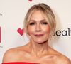 C'est son tout premier "shooting" en lingerie. Et elle arbore ces très légers sous vêtements à plus de 50 ans. JENNIE GARTH donne le la au "self love", cette pratique qui consiste à exprimer et relayer publiquement l'amour que l'on s'accorde. A travers des selfies, des photos glamour, des messages "body positive" disséminés sur ses propres réseaux sociaux. En vérité, sur des plateformes où les femmes subissent systématiquement du body shaming, autrement dit un déferlement de jugements et de remarques ouvertement désobligeantes voire tout à fait insultantes au sujet de leur apparence, de leur physique, de leur corps, poser ainsi est un geste complètement politique.