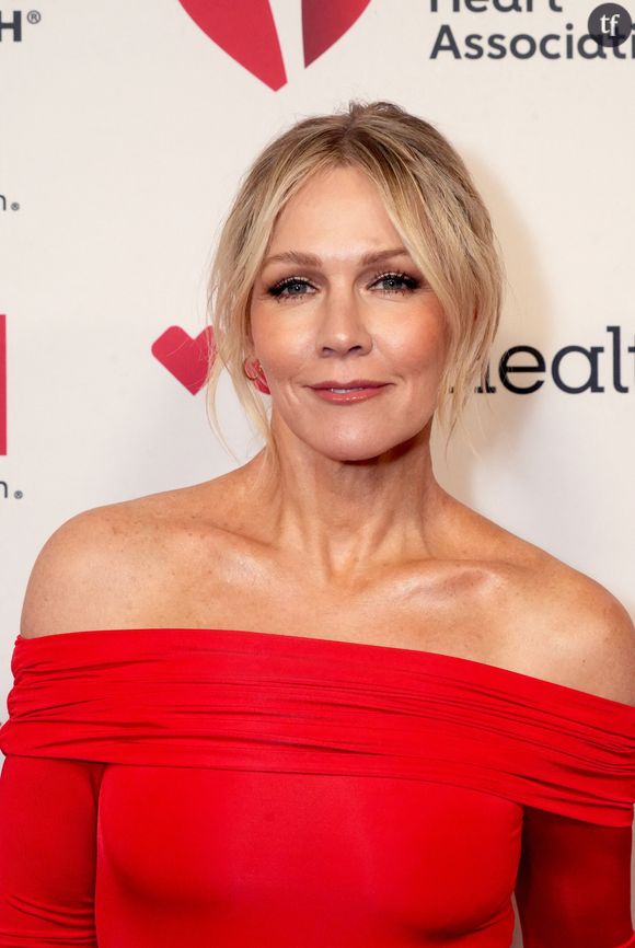 C'est son tout premier "shooting" en lingerie. Et elle arbore ces très légers sous vêtements à plus de 50 ans. JENNIE GARTH donne le la au "self love", cette pratique qui consiste à exprimer et relayer publiquement l'amour que l'on s'accorde. A travers des selfies, des photos glamour, des messages "body positive" disséminés sur ses propres réseaux sociaux. En vérité, sur des plateformes où les femmes subissent systématiquement du body shaming, autrement dit un déferlement de jugements et de remarques ouvertement désobligeantes voire tout à fait insultantes au sujet de leur apparence, de leur physique, de leur corps, poser ainsi est un geste complètement politique.