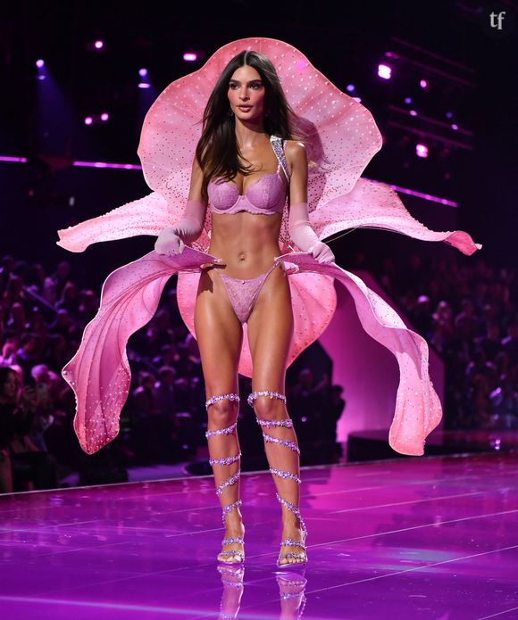 "Chef d'oeuvre" : Emily Ratajkowski dévoile ses fesses sur ces photos très sulfureuses et c'est un geste intime et politique