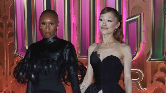 "A deux doigts de fondre en larmes" : Ariana Grande épuisée par les photographes, elle éclate en plein tapis rouge