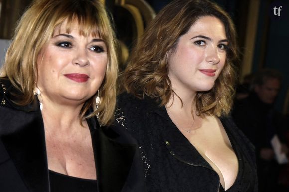 Un enfermement qui se traduit également par le fait qu’on a tendance à garder ce mal-être pour nous, par peur des stigmates. “Quand on ne va pas bien, on n’a pas envie de le dire,” admet Michèle Bernier qui, avec le recul, comprend que c’est pourtant l’un des points essentiels de la guérison : “Il faut en parler. Parler, parler, parler”.