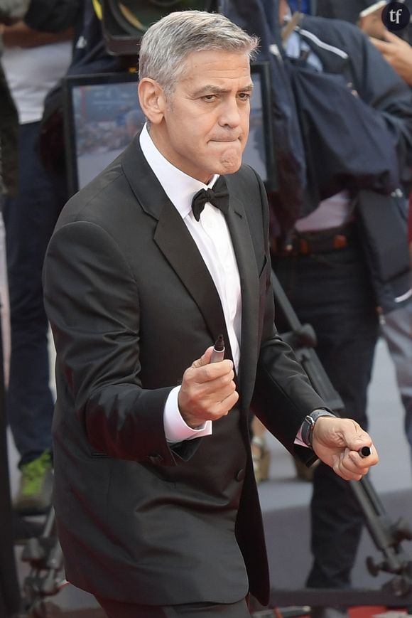 Qui y vont de leurs commentaires assassins : "Quel sac d'os", "Donne lui à manger George !", "Qu'elle mange quelque chose par pitié", "Elle est trop maigre", "Elle est squelettique", lit-on effectivement parmi les abondantes réactions proliférant sous ces images. Qui soit dit en passant mettent en scène une célébrité dont la silhouette est loin de celle de Kate Moss. George Clooney et Amal s'aiment au delà de ces remarques désobligeantes.