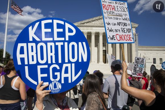 Ces zones "visent à protéger les femmes qui accèdent aux services d’avortement et le personnel qui les fournit en empêchant les activités susceptibles de les influencer ou de les alarmer aux alentours des hôpitaux et des cliniques", précise le site du gouvernement écossais.