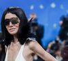 Vera Wang célèbre ses 76 ans à Paris avec une robe lingerie noire dessinée par elle-même, alliant élégance et audace.