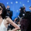 “C’est choquant qu’elle ait 76 ans” : cette icône de la mode, plus sexy que jamais en robe lingerie, prouve que le style n’a pas d’âge