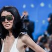 “C’est choquant qu’elle ait 76 ans” : cette icône de la mode, plus sexy que jamais en robe lingerie, prouve que le style n’a pas d’âge