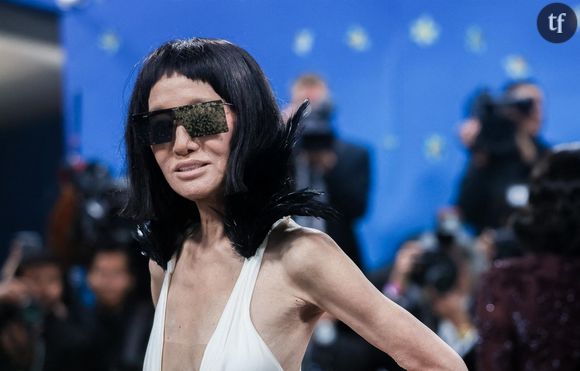 Vera Wang célèbre ses 76 ans à Paris avec une robe lingerie noire dessinée par elle-même, alliant élégance et audace.