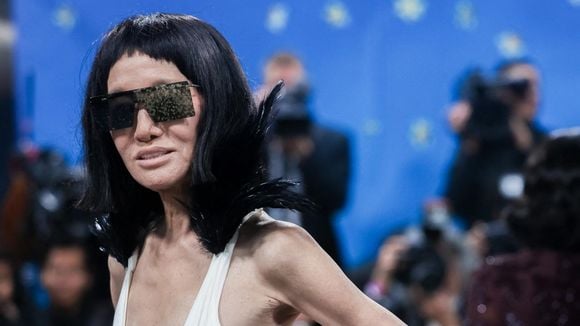 “C’est choquant qu’elle ait 76 ans” : cette icône de la mode, plus sexy que jamais en robe lingerie, prouve que le style n’a pas d’âge