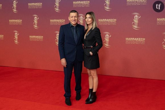 L'acteur à 59 ans tandis que sa compagne a 43 ans.