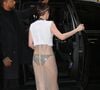 Mais comment Kristen Stewart fait-elle la différence ? Et bien, en affirmant à travers ses coups d'éclat stylistiques son statut d'icône lesbienne.