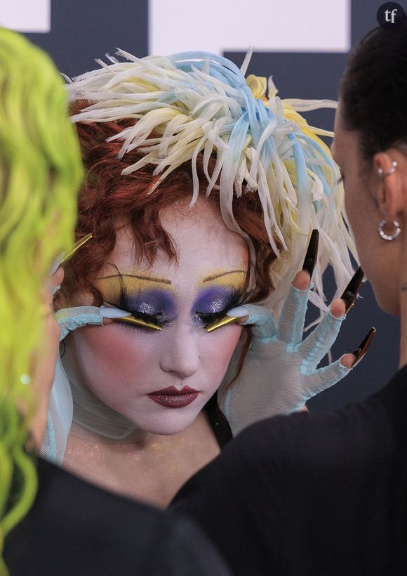 La popstar aux millions de fan, chanteuse queer phénoménale, chante son tube "Naked in Manhattan" en arborant un look très sexy.