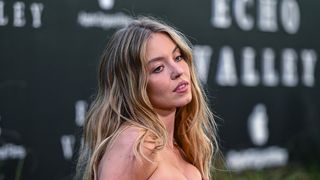 Sydney Sweeney transformée dans son prochain film ? "Sublime" en robe rouge, elle dévoile "le rôle le plus inspirant de [sa] vie"