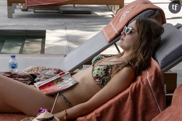 Aime Lou Wood est la superstar de The White Lotus. Révélation de l’année oui, mais aussi, jeune femme qui fait de ses singularités physiques une force. Comme ses dents du bonheur par exemple. Signe distinctif qui lui a valu de souffrir malgré tout : l’actrice est atteinte de dysmorphie.