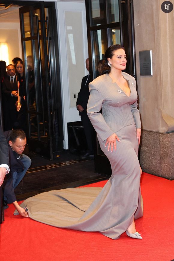 Egérie fashion pour Chopard, Ashley Graham rayonnait plus que jamais face aux flashes des photographes l'espace d'une soirée où elle a ravivé sa réputation : celle d'une mannequin mondialement connue, et toujours aussi investie, pour donner le la à d'autres silhouettes de la féminité, sans jamais cacher ses formes. Les internautes y sont allés de leurs commentaires laudatifs, cités en exergue de cet article. Des centaines de réactions énamourées et admiratives... Saluant une rareté.