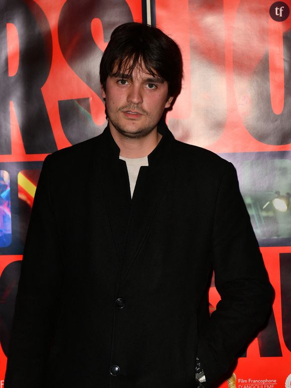 Et Le Parisien d'étayer ces révélations terribles pour de nombreux fans du Samouraï : "L'ouvrage raconte également comment la paranoïa s'est installée dans la maison de Douchy et comment malgré la violence, les coups bas et les rancœurs, les trois enfants de la légende du cinéma dont Alain-Fabien Delon ont entouré leur père à la fin de sa vie".