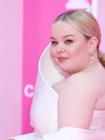 "C'est une camisole ?", "Catastrophique", "Hyper moche" : cette actrice de Bridgerton suscite la controverse avec ce look sur le tapis rouge