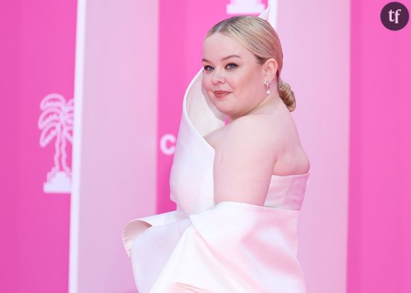 "C'est une camisole ?", "Catastrophique", "Hyper moche" : cette actrice de Bridgerton suscite la controverse avec ce look sur le tapis rouge