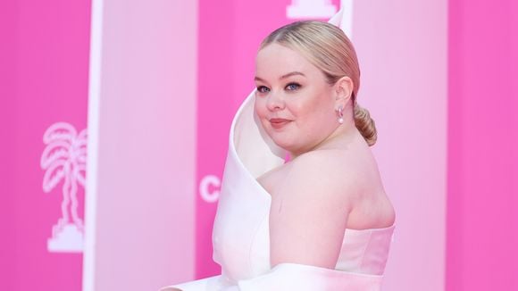 "C'est une camisole ?", "Catastrophique", "Hyper moche" : cette actrice de Bridgerton suscite la controverse avec ce look sur le tapis rouge