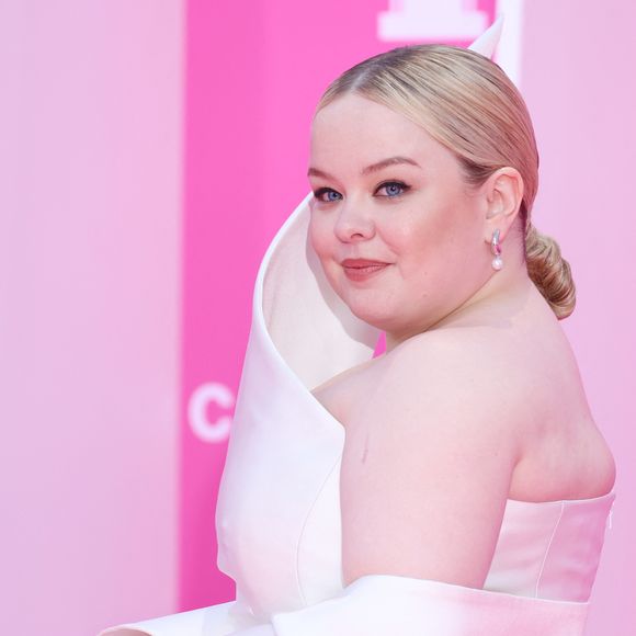 "C'est une camisole ?", "Catastrophique", "Hyper moche" : cette actrice de Bridgerton suscite la controverse avec ce look sur le tapis rouge