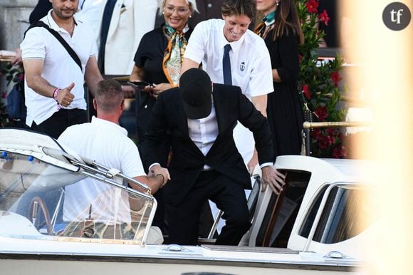 "Il a oublié son lifting !","des implants capillaires !" : Leonardo DiCaprio devient la risée d'Internet avec cette photo au mariage de Jeff Bezos et Lauren Sanchez