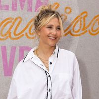 "Elle est hyper fraîche" : cette célèbre humoriste sidère les internautes avec ses photos de mariage tout droit sorties d'un conte de fées