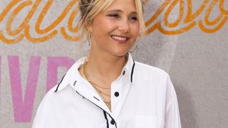 "Elle est hyper fraîche" : cette célèbre humoriste sidère les internautes avec ses photos de mariage tout droit sorties d'un conte de fées