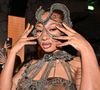 “Tellement hot”, “quel corps” : super sexy en bikini, cette chanteuse iconique défile sur le runway et met tout le monde d’accord