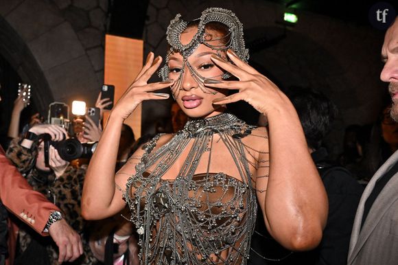 “Tellement hot”, “quel corps” : super sexy en bikini, cette chanteuse iconique défile sur le runway et met tout le monde d’accord