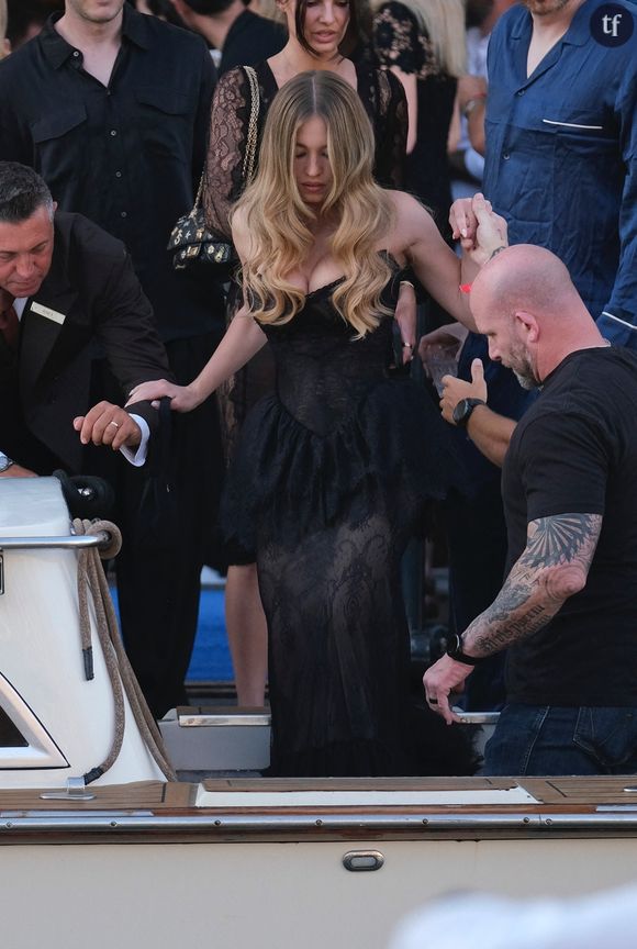 sydney sweeney de nouveau au coeur d'une polémique. Qu'elle lance sa marque de lingerie en compagnie de Jeff Bezos (qui la co-finance), soit soutenue par Donald Trump sur les réseaux sociaux (qui semble la préférer à Taylor Swift), fustigée pour son hyper sexualisation volontaire l'espace d'une campagne de pubs pour jeans (et dans la grande globalité de ses commercials, en général), accusée d'être "anti woke", de vendre des bougies parfumées à l'eau de son bain, ou encore d'avoir une dent contre les féministes, et les femmes... Sydney Sweeney n'a jamais autant fait réagir. Et diviser,