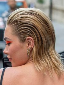 "Vire ton styliste !", "Ca doit lui compresser la poitrine" : cette actrice iconique tente un look audacieux mais les internautes s'offusquent