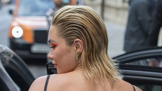 "Vire ton styliste !", "Ca doit lui compresser la poitrine" : cette actrice iconique tente un look audacieux mais les internautes s'offusquent