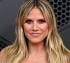 Mais là l'effet stylistique est d'autant plus graphique : Heidi Klum valorise le côté "plastique" de ses oripeaux très "flashy" - où se reflètent les abondantes lumières environnant le tapis rouge des Grammys. D'aucuns comparent la chose à une nappe pour dimanches pluvieux. D'autres saluent son génie créatif incompris...