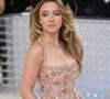 Sex symbol, productrice, actrice aux multiples talents, Sydney Sweeney est capable de se grimer en bien des protagonistes. La preuve ? Dans son plus attendu futur projet, elle incarne une championne de boxe, rôle ayant exigé transformations physiques, entraînements intensifs, musculature exacerbée... Et pour Euphoria encore, elle se prête au jeu de la métamorphose. Bien des internautes perçoivent effectivement dans ces images à découvrir ci contre un hommage à un classique du cinéma hollywoodien...
