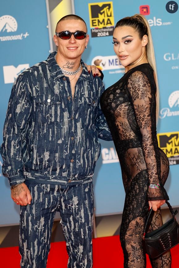 "Incroyablement sublime", "Qu'est ce que tu es belle. Cette beauté", commentent les internautes face à ces photos solaires. Des clichés qui engendrent des réactions positives : "Quelle est belle", "Oh lala beauté ! tu as tellement glow up meuf tu rayonnes !", "absolument sublime !!", "Meilleure version d'elle", "Incroyable", "Magnifique", lit-on encore par ribambelles d'exclamations euphoriques. Méritées tant ces commentaires célèbrent autant l'élégance de la star que son statut militant - être là, affirmée, pour toutes celles qui restent encore dans l'ombre. On pourrait en dire autant des superstars lesbiennes qui font leur coming out pour toutes celles qui ne le peuvent pas, et dont la parole a moins de portée.