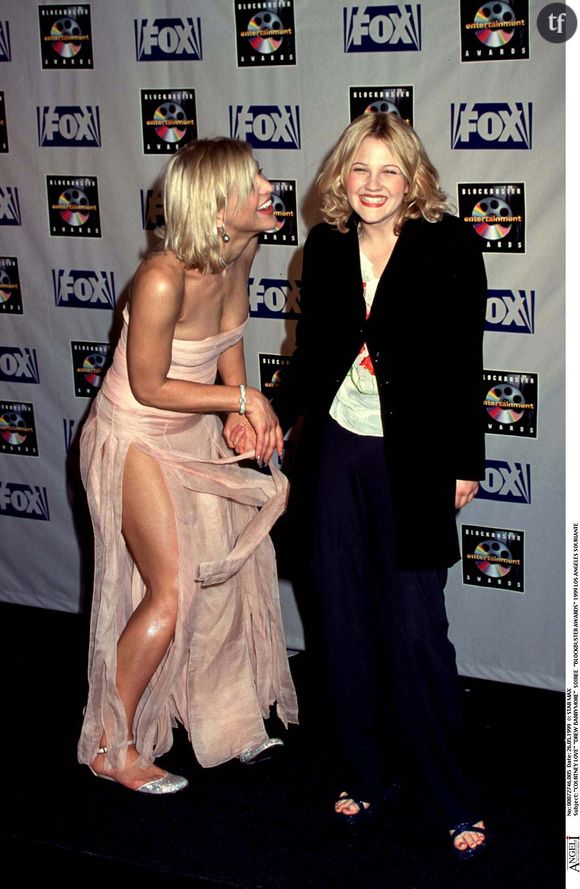 Mais si Drew Barrymore n'a jamais eu recours à la chirurgie esthétique, elle estime tout aussi dommageable le fait de juger celles qui s'y adonnent. Et ont très souvent droit aux remarques les plus insultantes et culpabilisantes. C'est ce que l'on appelle le Botox shaming : le fait d'accoler jugements et critiques aux femmes dont le corps et/ou le visage ont été "retouchés".