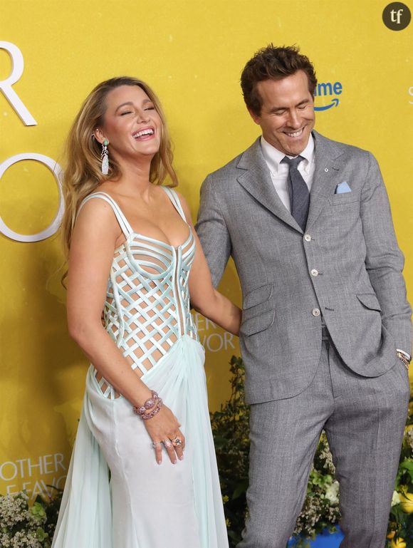 Baldoni accuse aujourd'hui, c'est tout nouveau, Blake Lively de l'avoir embrassé de force. Plus précisément, Lively aurait improvisé une scène de baiser durant le tournage du film dont il est ici question, It Ends With Us, alias Jamais Plus. Tournage par ailleurs chaotique dès l'écriture. Ce que mentionne Baldoni est grave. Car il n'aurait pas consenti, de fait, à ce baiser. Une agression sexuelle qui serait démontrée images à l'appui.


Pictured: Blake Lively, Ryan Reynolds