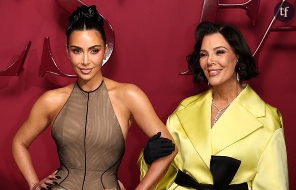 Alors qu'elle avait fait l'objet de nombreuses spéculations pour son visage rajeuni, Kris Jenner a été la cible de nombreuses critiques sur les réseaux sociaux concernant son lifting. En cause : ses rides qui réapparaissent sur les dernières photos avec Kim Kardashian lors de l'avant-première de "All's Fair".